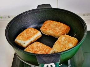 小火煎至金黄即可出锅。