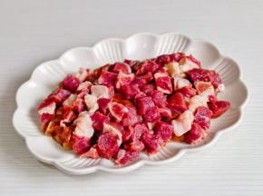 牛排洗净切小块。