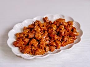 锅中无需放油，将牛排煸炒变色立刻盛出。