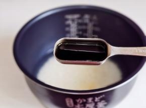 加入1勺生抽搅拌均匀。