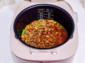 倒入牛排，时蔬。