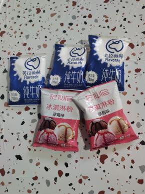 准备两包草莓味冰淇淋粉和3包纯牛奶！（还有一包芒果味冰淇淋粉和一包纯牛奶忘记拍照了！）