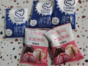 准备两包草莓味冰淇淋粉和3包纯牛奶！（还有一包芒果味冰淇淋粉和一包纯牛奶忘记拍照了！）