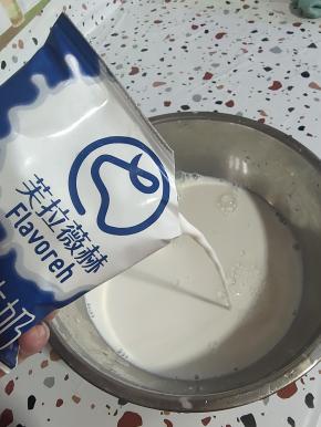 把3包纯牛奶倒入容器中！