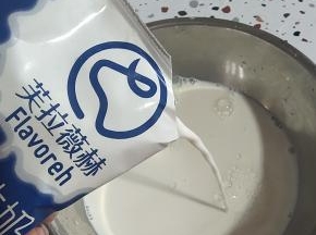 把3包纯牛奶倒入容器中！