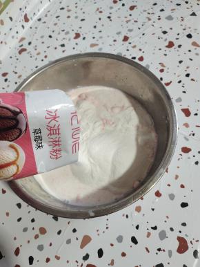 倒入两包草莓味冰淇淋粉！