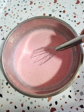 用打蛋器搅拌均匀至完全融化，再继续搅拌10分钟！（如果有电动打蛋器，搅拌5分钟左右即可？）