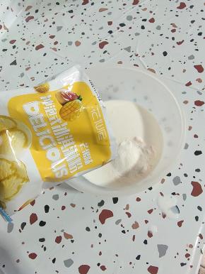 另取一个碗，倒入1包纯牛奶，再放入一包芒果味冰淇淋粉！