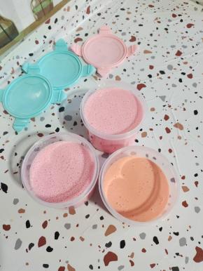 把搅拌好的冰淇淋糊倒入干净无油无水的容器中！