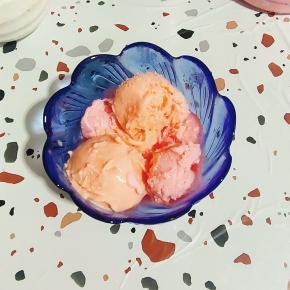 用挖球器挖几个球，或者用勺子挖一些出来，就可以吃了！