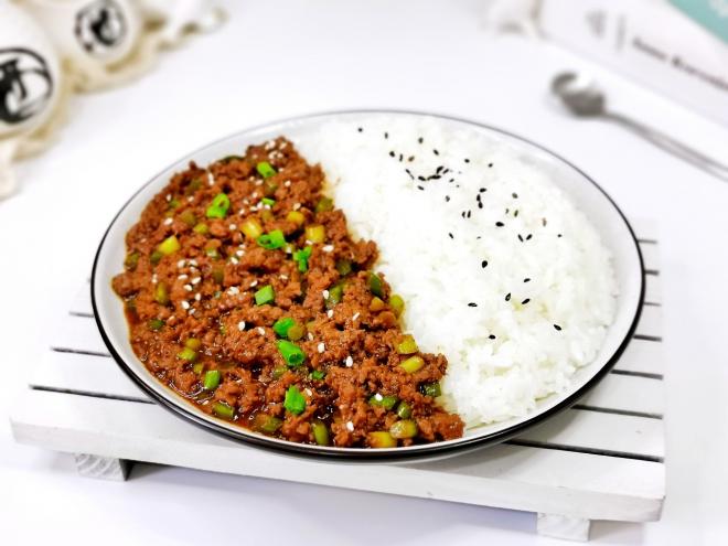 牛肉酱盖浇饭