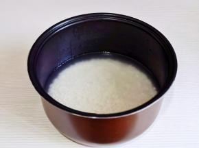 米淘好倒入电饭煲中焖饭。