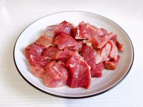 牛肉已经切小块。