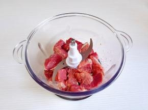 放入绞肉机中。