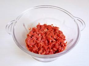 搅拌均匀，腌制10分钟。