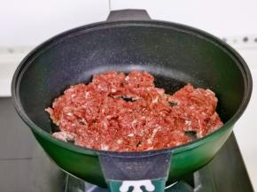 肉糜倒入锅中煸炒至变色。（无需加油）