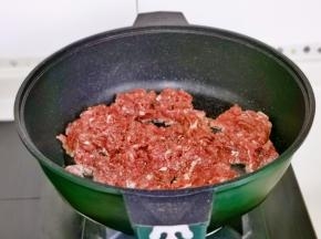 肉糜倒入锅中煸炒至变色。（无需加油）