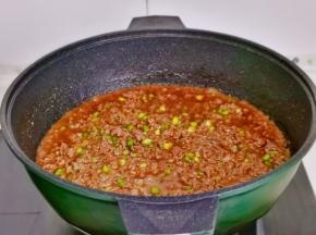 加入半碗水烧开煮2分钟，加入切好的蒜苔煮1分钟。