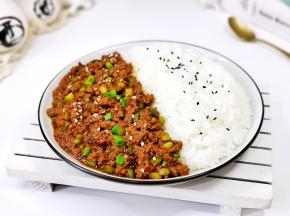 盘中一半饭，一半牛肉酱。