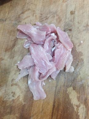 选择猪里脊肉，把筋膜剔除，顶刀切成大厚片！