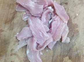 选择猪里脊肉，把筋膜剔除，顶刀切成大厚片！