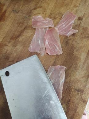 为了让锅包肉口感更好一些，用刀背面给它拍松！