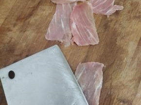 为了让锅包肉口感更好一些，用刀背面给它拍松！