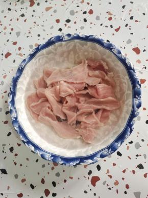 把切好的肉片放在水里浸泡10分钟，泡出里面的血水，这样做出来的锅包肉吃着不腥！