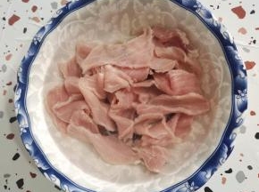 把切好的肉片放在水里浸泡10分钟，泡出里面的血水，这样做出来的锅包肉吃着不腥！