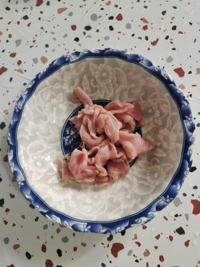 泡好的肉片，挤干水分放入碗中！