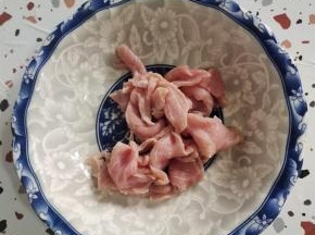 泡好的肉片，挤干水分放入碗中！