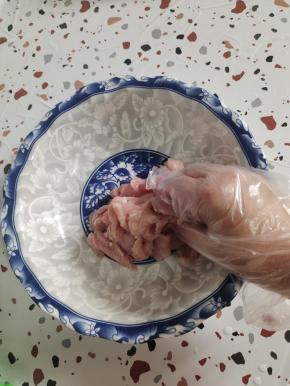 然后少加一点盐，半勺料酒抓拌均匀，让这个肉片有点低味儿！