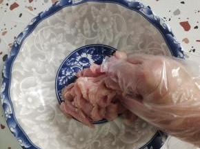然后少加一点盐，半勺料酒抓拌均匀，让这个肉片有点低味儿！