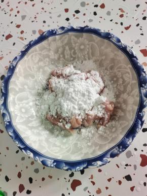 加入适量的土豆淀粉！（淀粉和肉的比例是一比一！）