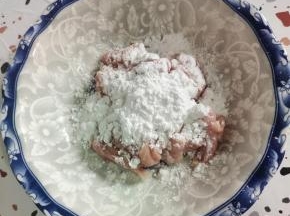 加入适量的土豆淀粉！（淀粉和肉的比例是一比一！）