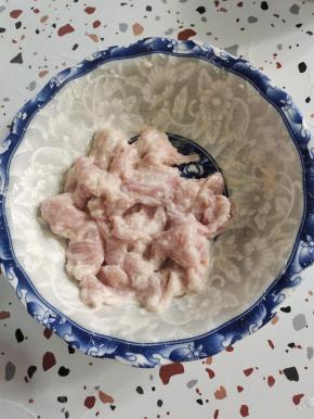 最后加入半勺油锁住水分，这样在炸的时候，不容易粘连！