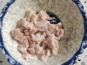 最后加入半勺油锁住水分，这样在炸的时候，不容易粘连！