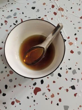 1勺的白糖，1勺9度的白醋，少半勺的生抽，一点点儿精盐，多半勺的清水，最后再加入适量的香油！搅拌均匀，这个老式的锅包肉的糖醋汁儿就兑好了！