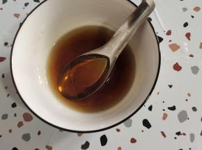 1勺的白糖，1勺9度的白醋，少半勺的生抽，一点点儿精盐，多半勺的清水，最后再加入适量的香油！搅拌均匀，这个老式的锅包肉的糖醋汁儿就兑好了！