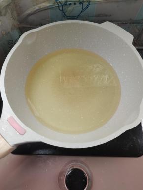 锅烧热放入适量的油，烧至七成热！（掌握不好油温的，可以用葱叶来试一下。瞬间冒大泡了，这就是七成以上的油温！）