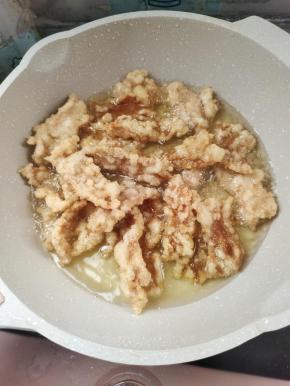 最后把所有炸好的肉片，一起放入锅里复炸一遍！（全程开中火，第一遍给它炸熟，炸至定型给它捞出去，油温再次回升，把锅包肉给它炸第二遍“复炸”这样炸是外酥里嫩的关键！同样是中火，给它炸一分钟左右就可以了！）
