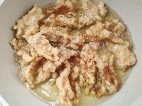 最后把所有炸好的肉片，一起放入锅里复炸一遍！（全程开中火，第一遍给它炸熟，炸至定型给它捞出去，油温再次回升，把锅包肉给它炸第二遍“复炸”这样炸是外酥里嫩的关键！同样是中火，给它炸一分钟左右就可以了！）