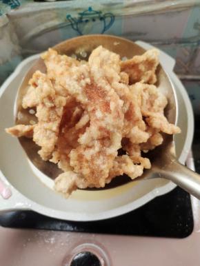 捞出控干油，备用！