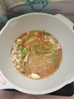 再倒入调好的糖醋汁儿！