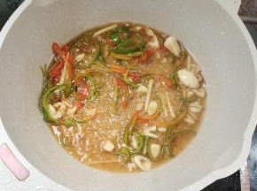 先大火烧开，然后开中小火去熬。把这个糖醋汁儿熬至浓稠！（记住一点，千万不要勾芡！）