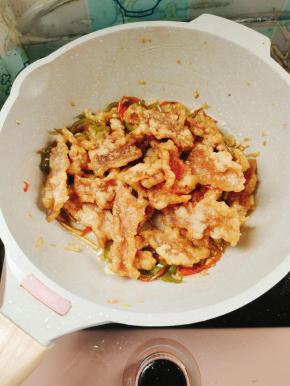 熬好之后，把锅包肉下锅，快速的给它翻炒均匀即可！