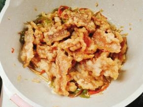 熬好之后，把锅包肉下锅，快速的给它翻炒均匀即可！