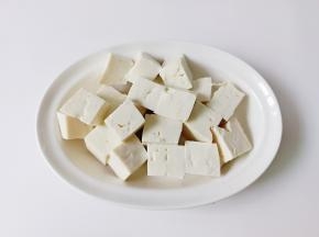 豆腐切成小方块。