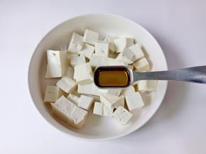 加一勺芝麻油拌匀。