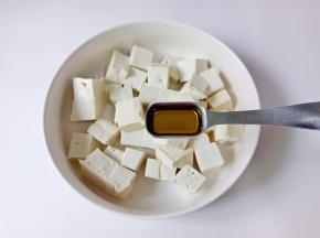 加一勺芝麻油拌匀。